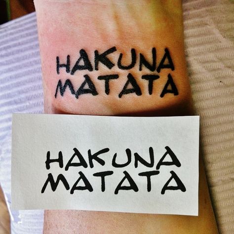 Disney hakuna matata tattoo on wrist. I know it's really common, but it means a lot to me and I just LOVE Lion King. Loin King Tattoos, Hakuna Matata Tattoo Fonts, Hakuna Matata Tattoo Ideas, Hakuna Matata Tattoo, Lion King Tattoo, Tattoo Lion, King Tattoos, Disney Tattoo, Irezumi Tattoos