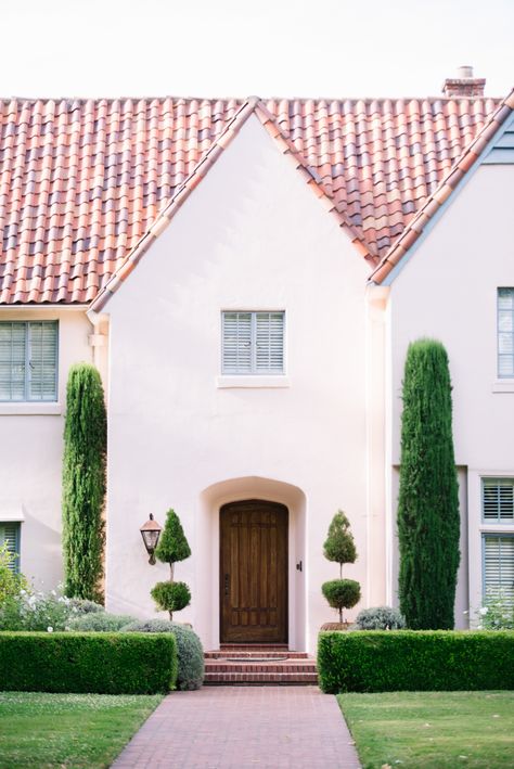 Trend Alert: Pink for Exterior | Maria Killam                                                                                                                                                                                 More Pink House Exterior, Pink Cottage, Hot Pink Dress, House Color, Pink House, Hot Pink Dresses, Williams Sonoma Home, House Paint, Pink Houses