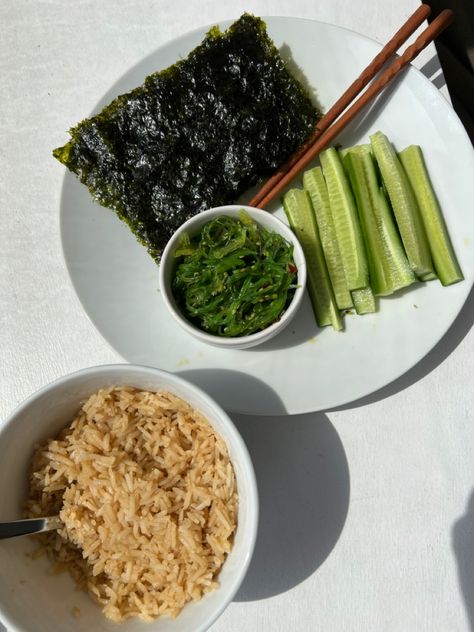 Seaweed With Rice, Seaweed Rice Wraps, Food Flicks, Seaweed Food, Rice And Seaweed, Cucumber Rice, Wraps For Lunch, Homemade School Lunches, Seaweed Rice