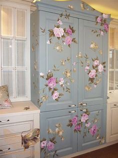 wood furniture painting ideas....LOVE this for my sewing room to store fabric. Shabby Chic Decorating, Painting Wood Furniture, Decoupage Furniture, Shabby Chic Interiors, Painting Furniture Diy, Refurbished Furniture, Hand Painted Furniture, Shabby Vintage, Recycled Furniture