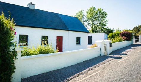 VIDEO: Fall in love with the views and charm of this renovated cottage in Killarney | Irish Examiner Irish Cottage Extension, Irish Cottage Renovation, Renovated Cottage, Cottage Extension, Flat Roof Extension, Ireland Cottage, Centre Island, Roof Extension, Irish Cottage