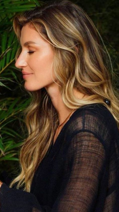 Gisele Bundchen Hair Balayage, Gisele Bundchen Highlights, Giselle Bundchen Hair Color, Gisele Bundchen Hair 2023, Giesel Bundchen Hair, Kristen Bell Long Hair, Blake Lively Dark Blonde, Gisele Hair Color, Gisele Bundchen Hair Color