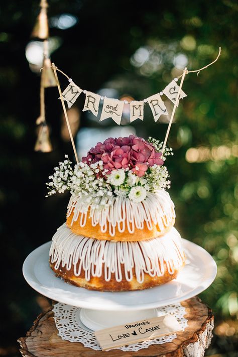 Glamorous Wedding Cakes, Dessert Original, Nothing Bundt, Nothing Bundt Cakes, Wedding Cake Alternatives, Traditional Wedding Cakes, Diy Wedding Cake, Chic Vintage Brides, Traditional Wedding Cake