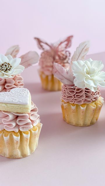 Wafer Paper Feathers, Tipless Piping Bags, Ermine Buttercream, Ruffle Cupcakes, Feather Cake, Cake Bento, Flowers Australia, Paper Feathers, Pretty Cupcakes