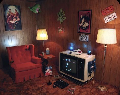 90s Living Room, Retro Basement, Retro Room Ideas, 80s Room, 80s Interior, Retro Interior Design, Bg Design, Retro Office, 1980s Design