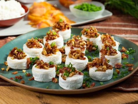 Get Maple, Walnut and Bacon Brie Bites Recipe from Food Network Bacon Brie Bites, Food Network Appetizers, Thanksgiving Appetizers Finger Foods, Easy Thanksgiving Recipes Appetizers, Bacon Brie, Best Thanksgiving Appetizers, The Kitchen Food Network, Thanksgiving Appetizers Easy, Thanksgiving Entertaining