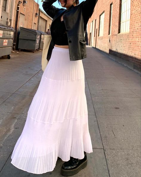 White King Skirt Outfit, Long White Skirt Outfit Ideas, White Skirt Outfit Ideas, White Skirt Outfit, Long White Skirt, Skirt Outfit Ideas, White Maxi Skirt, White Maxi Skirts, Outfit Primavera