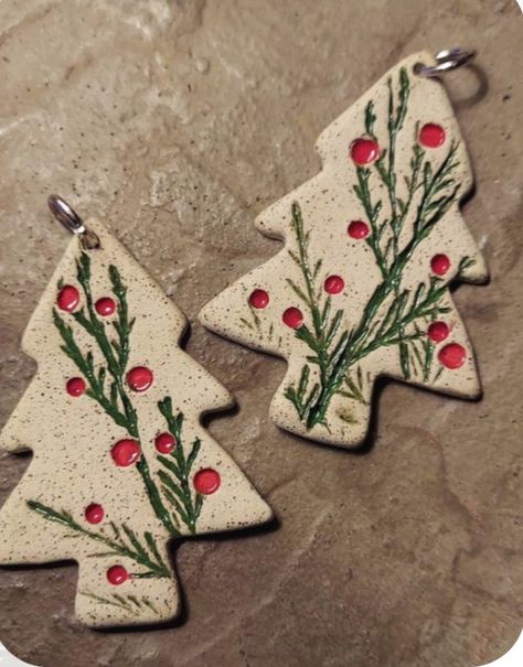 Clay Pottery Christmas Ornaments, New Year Clay Craft, Ceramic Christmas Ornaments Diy, Pottery Christmas Trees Ideas, Christmas Ornaments Ceramic Clay, Air Dried Clay Christmas Decorations, Diy Ceramic Christmas Ornaments, Diy Clay Christmas Gifts, Christmas Pottery Ornaments