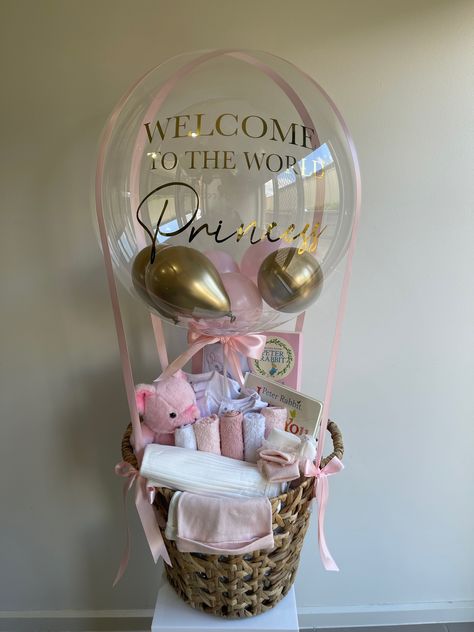 Gift Hamper For Newborn, Baby Hamper Ideas Baskets, Baby Hampers Ideas Gift, Regalos Para Baby Shower Ideas, Regalos Baby Shower Originales, Baby Hamper Ideas, Baby Basket Gift Ideas, Baby Shower Ideas Gifts, Balloon Gift Basket