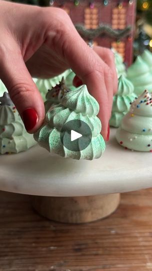 Christmas Tree Cookie Tower, Merengue Christmas Trees, Meringue Trees Christmas, Christmas Tree Meringue Cookies, Meringues Christmas, Meringue Snowman, Sprinkle Ornaments, Meringue Christmas Tree, Meringue Candy