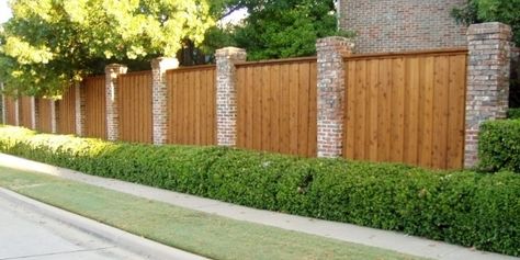 wooden fence panels garden fence ideas stone pillars Brick Fence Ideas, Gard Modern, Cedar Fence Ideas, Fence Design Ideas, Wooden Fence Panels, Fences Ideas, Wood Fence Design, Brick Columns, Wood Fences