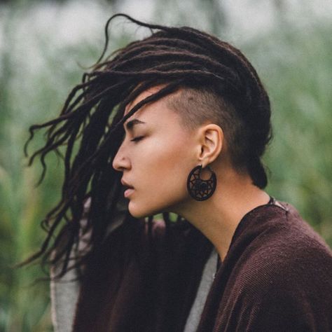 #dreads #dreadlocks #sidecut #sideshave Undercut Ponytail, Graduated Bob Haircuts, Undercut Bob, Dreads Girl, Dread Hairstyles, Shaved Sides, Dreadlock Hairstyles, Trending Hairstyles, Undercut