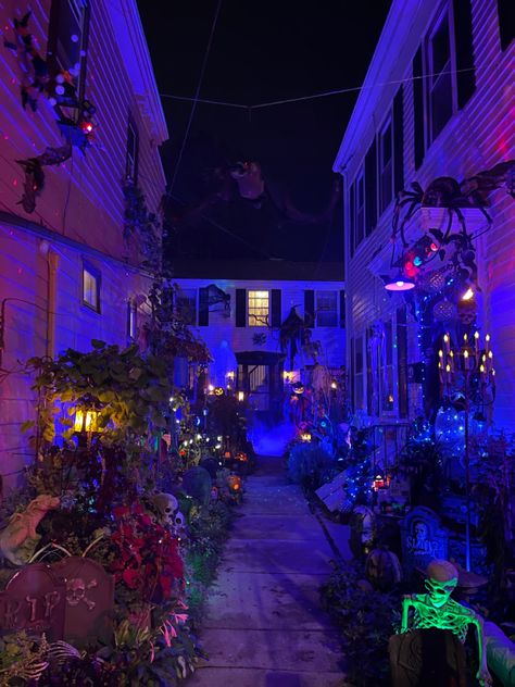 Trick or treating in Salem, MA is a must. Salem During Halloween, Salem Autumn, Trick Or Treating Aesthetic, Salem Aesthetic, Halloween In Salem, Salem Halloween, Autumn 23, Salem Mass, Salem Massachusetts