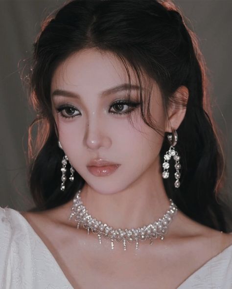 Asian Stage Makeup, Grad Makeup Asian, 3ce Makeup Look, Make Up Looks Douyin, Royal Makeup Looks Princess, Prom Korean Makeup, Asian Makeup Looks Glam, Asian Makeup Party, Dark Elegant Makeup