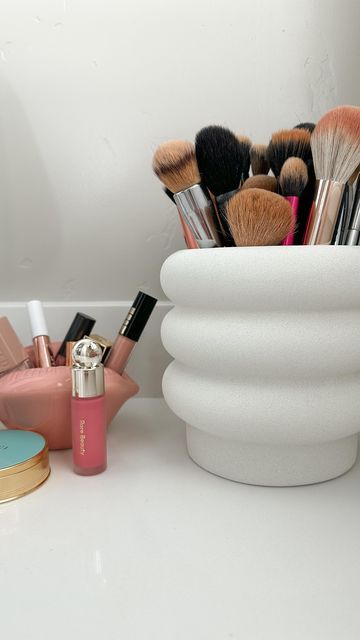 Makeup Brushes Organization, Clay Make Up Holder, Makeup Brush Holder Ideas, Makeup Brush Holder Aesthetic, Air Dry Clay Makeup Holder, Air Dry Clay Brush Holder, Clay Makeup Holder, Air Dry Clay Makeup Brush Holder, What To Do With Clay