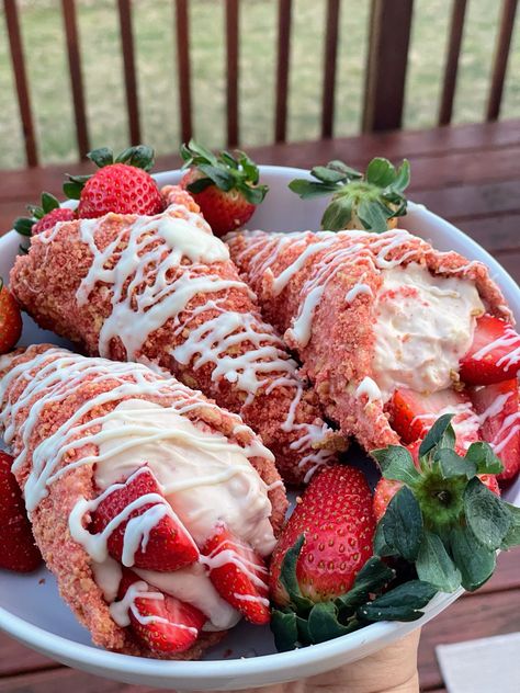 Strawberry cheesecake stuffed waffle cone with white chocolate and strawberry crunch coating Strawberry Cheesecake Crunch, Cheesecake Crunch, Crunch Cone, Strawberry Crunch Cheesecake Cones, Cheesecake Cones, Strawberry Crunch Cheesecake, Waffle Cone Recipe, Crunch Cheesecake, Cone Dessert