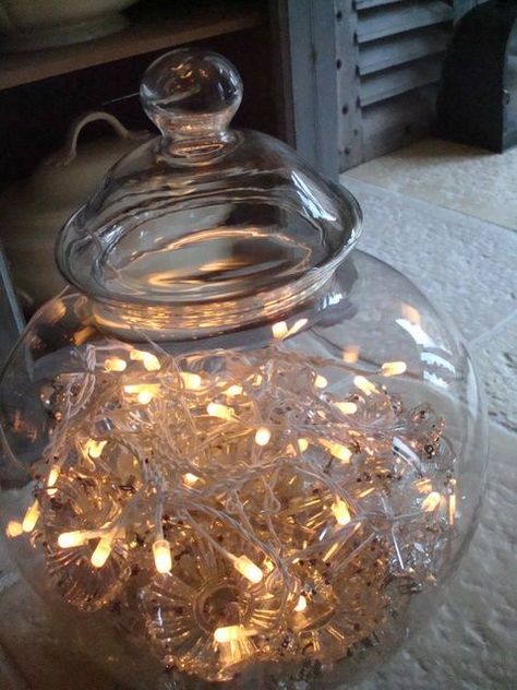 37 Unusual String Light Décor Ideas For Winter Holidays Fishbowl Centerpiece, Fairy Lights In A Jar, Fairy Lights Bedroom, Jar Lights, Pretty Lights, Ball Lights, Centerpiece Bowl, Christmas Deco, Glass Containers