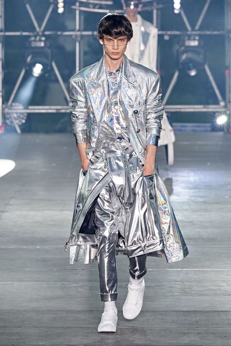 Balmain Spring 2020 Menswear Fashion Show - Vogue Balmain 2020, Space Fashion, Balmain Paris, Male Fashion Trends, Futuristic Fashion, Fashion Design Sketches, Menswear Collection, Prince Charming, Fashion Show Collection