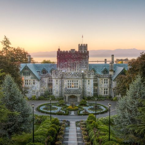 Hatley Castle Craigdarroch Castle, Hatley Castle, Canadian Universities, River Lodge, Beautiful Castles, Cozy Place, Beach Hotels, Beautiful Architecture, Historical Sites