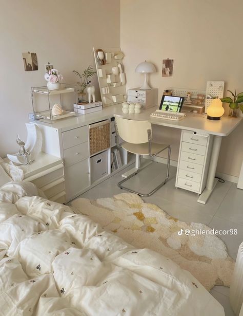 Aesthetic Room Ideas Beige, Desk Inspo Aesthetic Cozy, Chill Room Design, Clean White Room Aesthetic, Daizchoii Room, Aesthetic Bedroom Beige, Cute White Bedroom, Aesthetic Room Inspo White, Room Beige Aesthetic