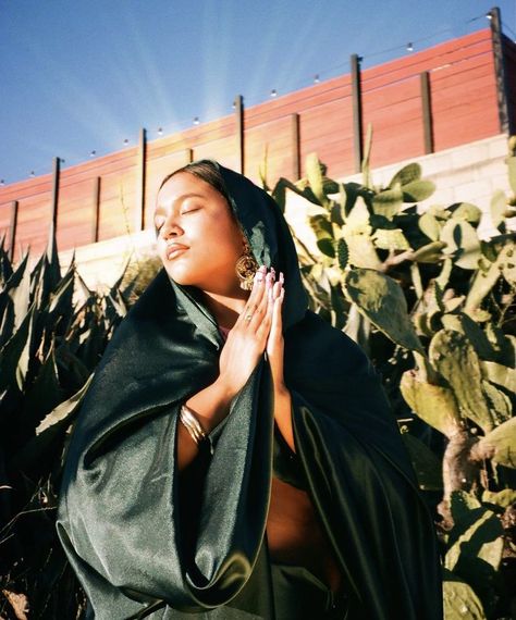 Mexican Editorial Photoshoot, Mexican Photoshoot Ideas, Chicana Photo Shoot, Mexico Aesthetic Culture, Mexican Punk, Mexican Photography, Latina Culture, Latina Power, Urban People