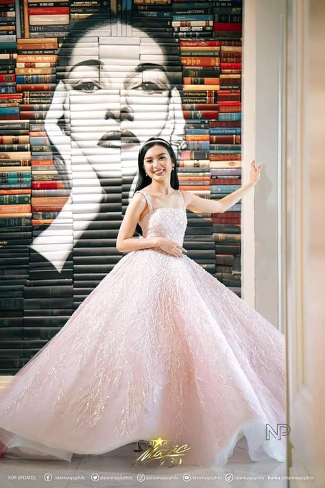 Francine Diaz Gown, Poses In Gown For Photoshoot, Poses In Gown, Hbd Ideas, Random Poses, Francine Diaz, Debut Theme, Blonde And Brunette Best Friends, Garba Dress