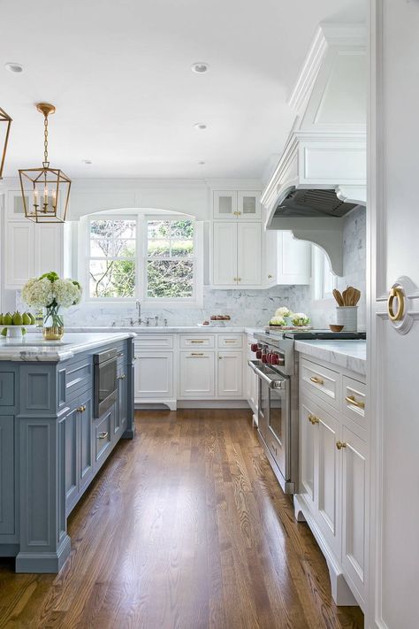 Chic in Menlo Park - Traditional - Kitchen - San Francisco - by Christine Sheldon Design | Houzz Southern Country Kitchen, Grandmillineal Kitchen, Southern Home Kitchen, Southern Kitchen Design, Marble Subway Tile Backsplash, Southern Living Kitchen, 2025 Kitchen, Marble Subway Tile, Layered Lighting