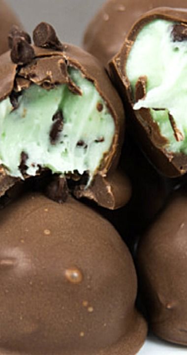 Chocolate Chip Truffles, Mint Desserts, Easy Candy Recipes, Dessert Truffles, Chocolate Candy Recipes, Thanksgiving Menu Ideas, Candy Truffles, Mint Chocolate Chip, Minty Fresh