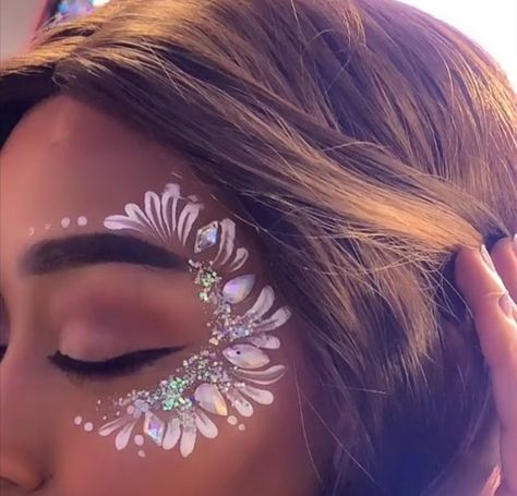 Face Paint For Adults Woman, Face Glitter Art, Face Paint With Glitter, Face Paint Designs For Adults, Taylor Swift Face Painting Ideas, Face Paint With Gems, Face Paint Inspo Aesthetic, Face Painting Ideas For Adults For Women, Festival Face Paint Glitter