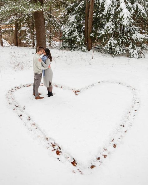 Country Winter Engagement Photos, Unique Winter Engagement Photos, Cozy Winter Engagement Photos, Purposals Ideas Engagement, January Engagement Pictures, Engagement Photo List, Pregnancy Photos Winter, Winter Engagement Photos Ideas, Winter Engagement Photos Snow