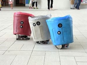 Little litter robot goes around asking nearby pedestrians to pick up trash Quadcopter Diy, Box Robot, Litter Robot, Pick Up Trash, Guilt Trips, Garbage Bin, Robot Toy, Tree Hugger, Garbage Can