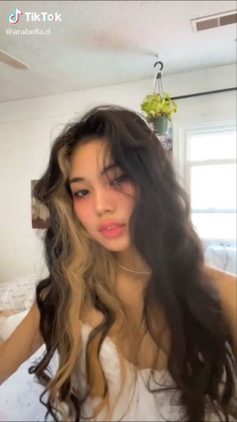 Wavy Peekaboo Hair, Strawberry Blonde Black Hair, Blonde Streak Under Hair, 2b Hair Color Ideas, Inside Dyed Hair, Natural White Streak In Hair, Random Bleached Streaks, Blonde Peekaboos On Dark Hair Curly, Dyed Bangs Ideas