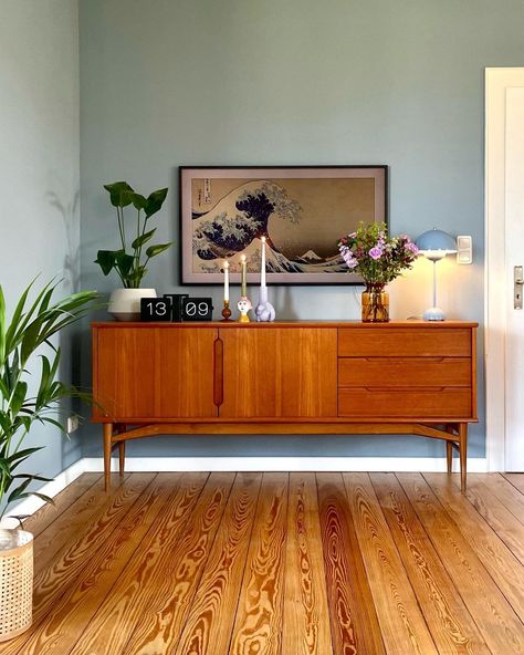 Mid Century Console Table, Sideboard Styles, Mid Century Console, Sideboard Decor, Mid Century Living Room, Mid Century Modern Interiors, Mid Century Modern Living Room, Living Room Tv, Interior Inspo