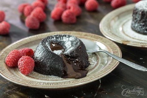 Eggless Chocolate Lava Cake Chocolate Cake With Icing, Cake With Icing, Choco Lava, Chocolate Lava Cake Recipe, Streusel Cake, Eggless Chocolate Cake, Lava Cake Recipes, Chocolate Lava, Eggless Cake