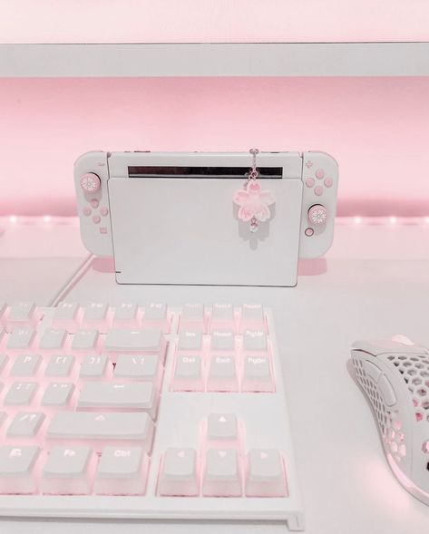 White Mechanical Keyboard, Kawaii Keyboard, White Pudding, Room Computer, Setup Pc, Gaming Desk Setup, Cozy Desk, Pink Games, Gamer Room Decor