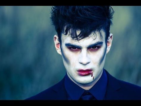 :-) Dracula Makeup, Vampire Makeup Tutorial, Halloween Makeup Diy Easy, Maquillage Halloween Simple, Vampire Makeup Halloween, Make Up Diy, Makeup Zombie, Make Carnaval, Halloweenský Makeup