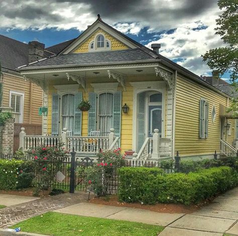 Shotgun houses can be loved and cherished. Carrollton, New Orleans New Orleans House Exterior, New Orleans House Plans, Shotgun House Floor Plans, New Orleans Style Homes, Small House Exteriors, New Orleans Architecture, Vintage Homes, Shotgun House, Sims Builds