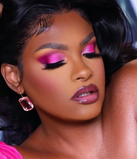 Sexy Valentine’s Day Makeup Ideas to Seduce Your Date Make Up Barbie, Barbie Trend, Makeup Barbie, Maquillage Yeux Cut Crease, Pink Eyeliner, Pink Eyeshadow Look, Bold Makeup Looks, Trend Makeup, Pink Eye Makeup