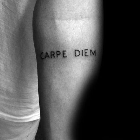 66 Tatuajes de Carpe Diem, la locución latina del disfrute Carpe Diem Tattoo Men, Tatuaje Cover Up, Simple Forearm Tattoos, Country Tattoos, Der Gentleman, Inner Forearm, Lip Tattoos, Dainty Tattoos, Small Tattoo Designs