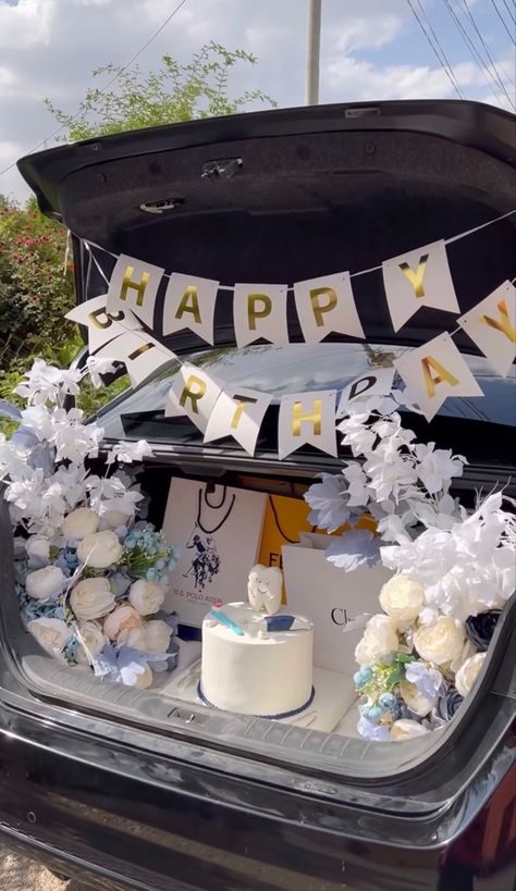 Birthday Trunk Decoration, Car Trunk Decorating Ideas, Car Bday Decorations, Car Graduation Decorations, Birthday In Car, Car Decoration For Birthday Surprise, Gift Ideas For Male Friend, Car Trunk Surprise Ideas, Birthday Surprises For Her