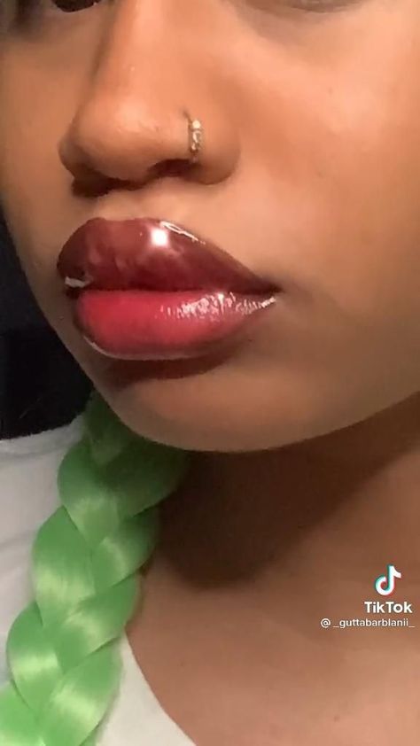 Pink Glossy Lips Dark Skin, Lip Makeup With Eyeshadow, How To Make Lip Liner Last, Lip Outline Makeup, Lip Combos With Eyeshadow, Lip Liner Styles, How To Do Glossy Lips, Lipgloss Dark Skin, Simple Lip Liner Looks