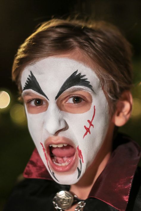 Visit our site for this super simple vampire face paint tutorial that’s as easy as one, two, eeeek! Easy Vampire Face Paint, Kids Vampire Face Paint, Dracula Face Paint, Vampire Face Paint, Ghost Face Paint, Scary Face Paint, Face Painting Halloween Kids, Monster Face Painting, Face Paint Tutorial