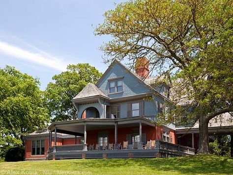 Sagamore Hill National Historic Site: Theodore Roosevelt's house Presidential Homes, Oyster Bay New York, Mansion Estate, Children Running, Queen Anne House, Site History, Mansion Tour, Vineyard Tour, Victorian Mansion