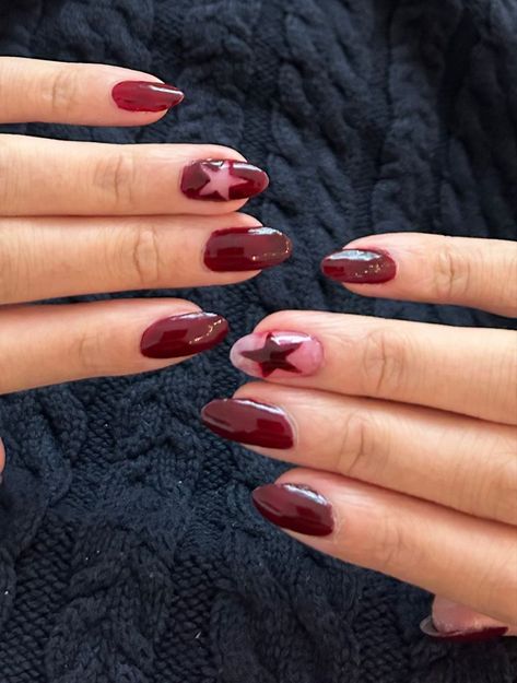 Nails acrylic Lana Del Ray Nails Aesthetic, Star Red Nails, Laufey Inspired Nails, Lana Del Rey Red Nails, Ldr Nails, Mazzy Star Nails, Laufey Nails, Star Nails Ideas, Red Nails With Star