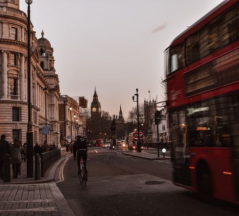 London at sunset, big ben on sight, a red double decker bus driving by, nostalgia is real (shot from 2017) #darkacademia #travel #travelling #london #england #bigben #aesthetic #photography #uk Laptop Wallpaper London Aesthetic, London Double Decker Bus Aesthetic, London In The 80s, Uk City Aesthetic, Streets Of London Aesthetic, London Writer Aesthetic, British City Aesthetic, London Vintage Aesthetic, Double Decker Bus Aesthetic