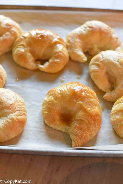 Copycat Cheddars Honey Butter Croissants. Cheddars Honey Butter Crossiants, Cheddars Croissants Honey Butter Recipe, Copycat Cheddars Croissants, Cheddars Honey Butter Croissant, Cheddars Copycat Recipes, Cheddars Honey Butter Recipe, Cheddars Croissants Recipe, Homemade Croissants Easy, Buttered Croissants