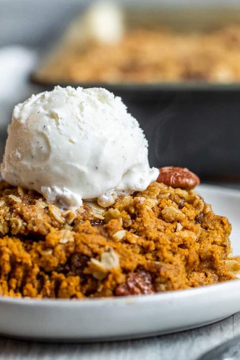 Pumpkin Pecan Crisp, Pumpkin Crisp Recipe, Easy Holiday Desserts Christmas, Crunchy Toppings, Holiday Desserts Thanksgiving, Thanksgiving Desserts Pumpkin, Pumpkin Recipes Dinner, Gluten Free Pumpkin Recipes, Pumpkin Crisp