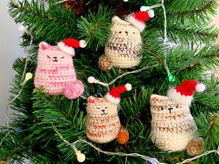 Ravelry: crochetgiftsshop's Family of little Christmas Cats Easy Art Ideas, Amigurumi Cats, Kitty Pattern, Christmas Kitty, Crochet Ornament Patterns, Crochet Toys Free, Crochet Xmas, Cat Amigurumi, Crochet Christmas Decorations