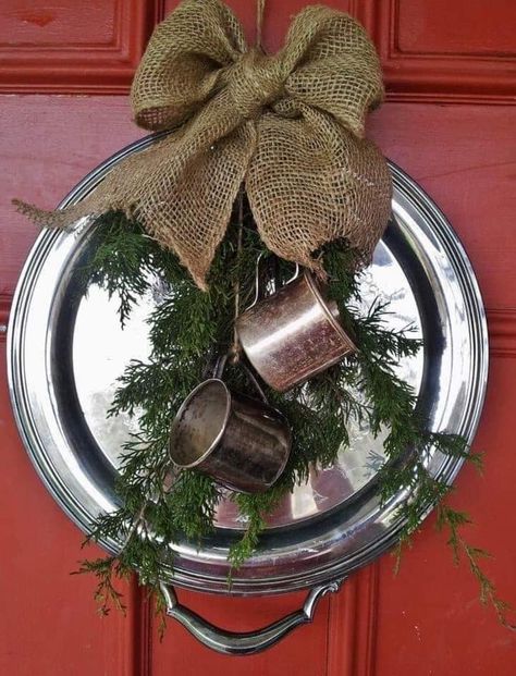 Silver Tray Decor, Christmas Booth, Vintage Christmas Crafts, Holiday Wreaths Diy, Silver Trays, Christmas Mantels, Christmas Decorations Rustic, Primitive Christmas, Christmas Display