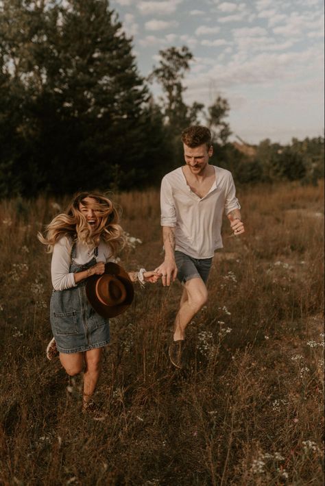 Couple Photoshoot Indoor, Farmer Couple, Photoshoot Indoor, Fashion Fotografie, Shooting Couple, Pre Wedding Poses, Engagement Photo Poses, Couple Photoshoot Poses, Engagement Photo Outfits